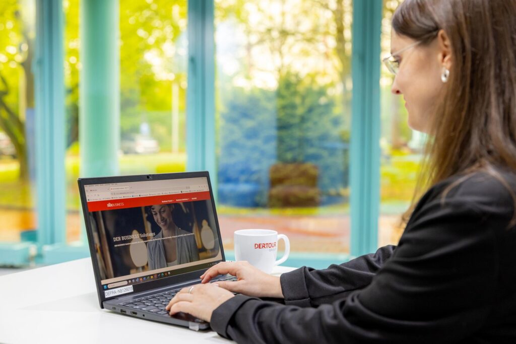 Frau arbeitet am Laptop