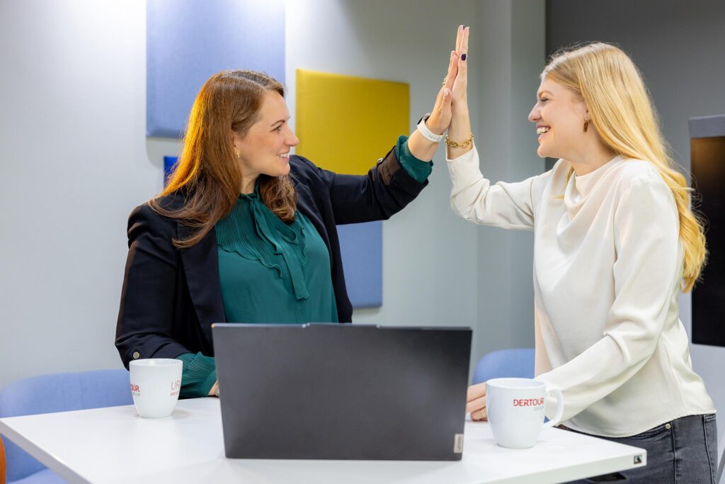 Kolleginnen geben sich High Five
