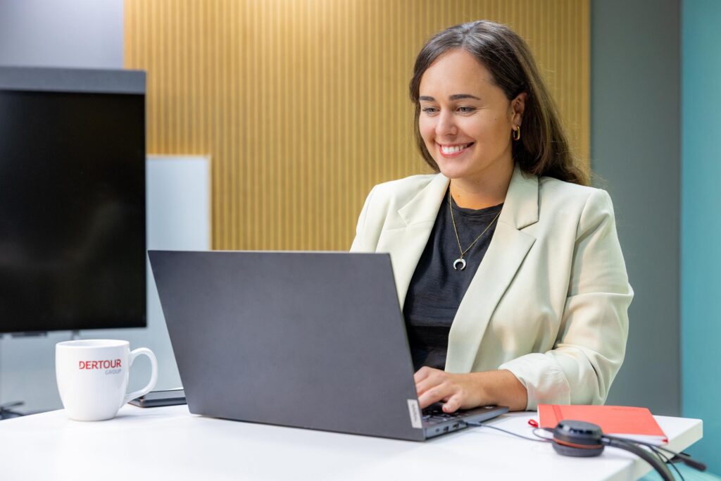 Arbeitende Mitarbeiterin am Laptop